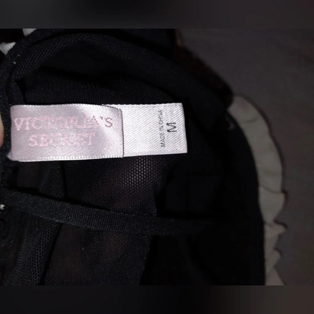 NWOT Vintage 2005 Victoria’s Secret Black & Pink Bra & Skirted Thong Set - Picture 7 of 7